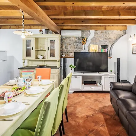 By Interhome Matohanci